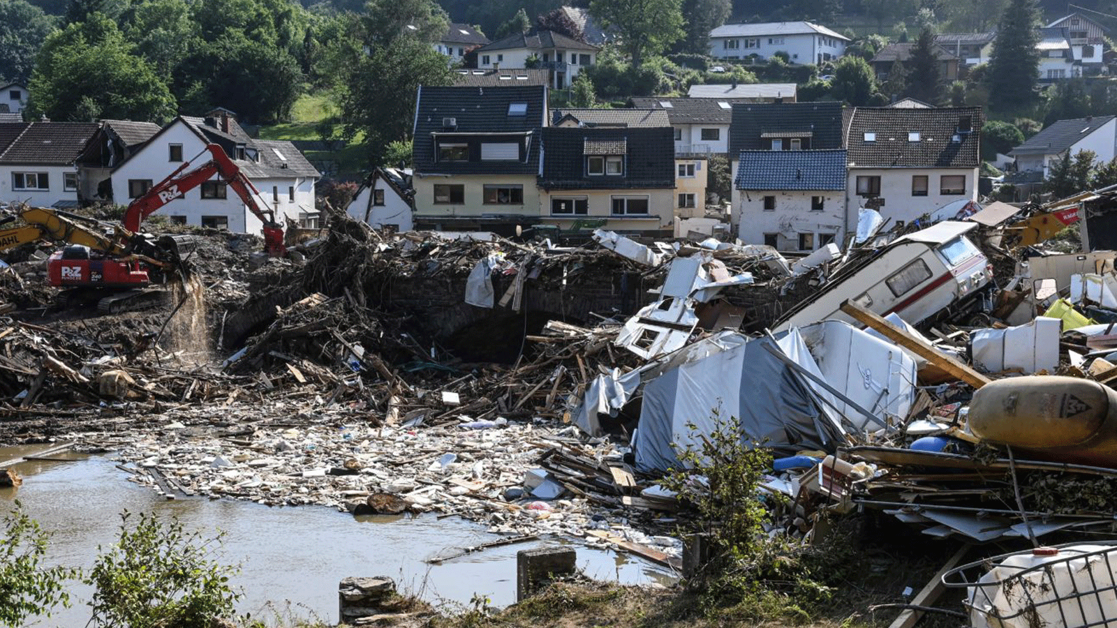 تشهد بلجيكا وألمانيا أكوامًا من النفايات، بما في ذلك الغسالات والأجهزة الأخرى المدمرة، في أعقاب الفيضانات الكارثية