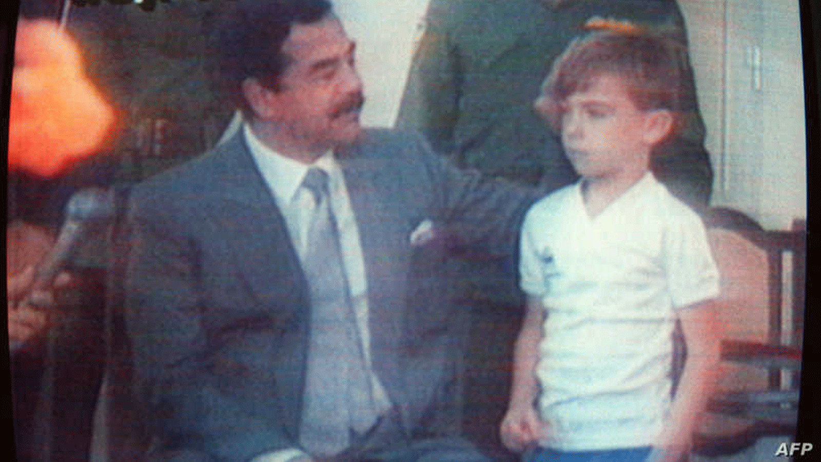 ستيوارت لوكوود البالغ من العمر خمسة أعوام آنذاك، تم تصويره مع صدام حسين الذي حاول أن يُظهر للعالم أن الرهائن يعاملون معاملة حسنة