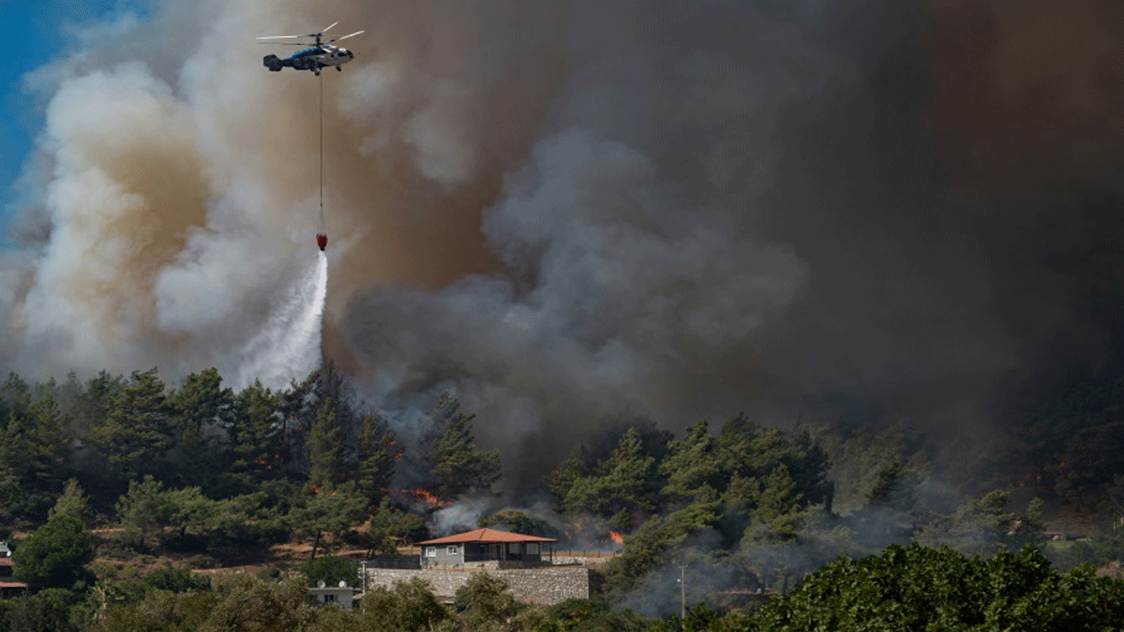 طوافة تضخ المياه لإطفاء أكثر الحرائق تدميراً في تركيا على ساحل البحر الأبيض المتوسط ​​وبحر إيجة