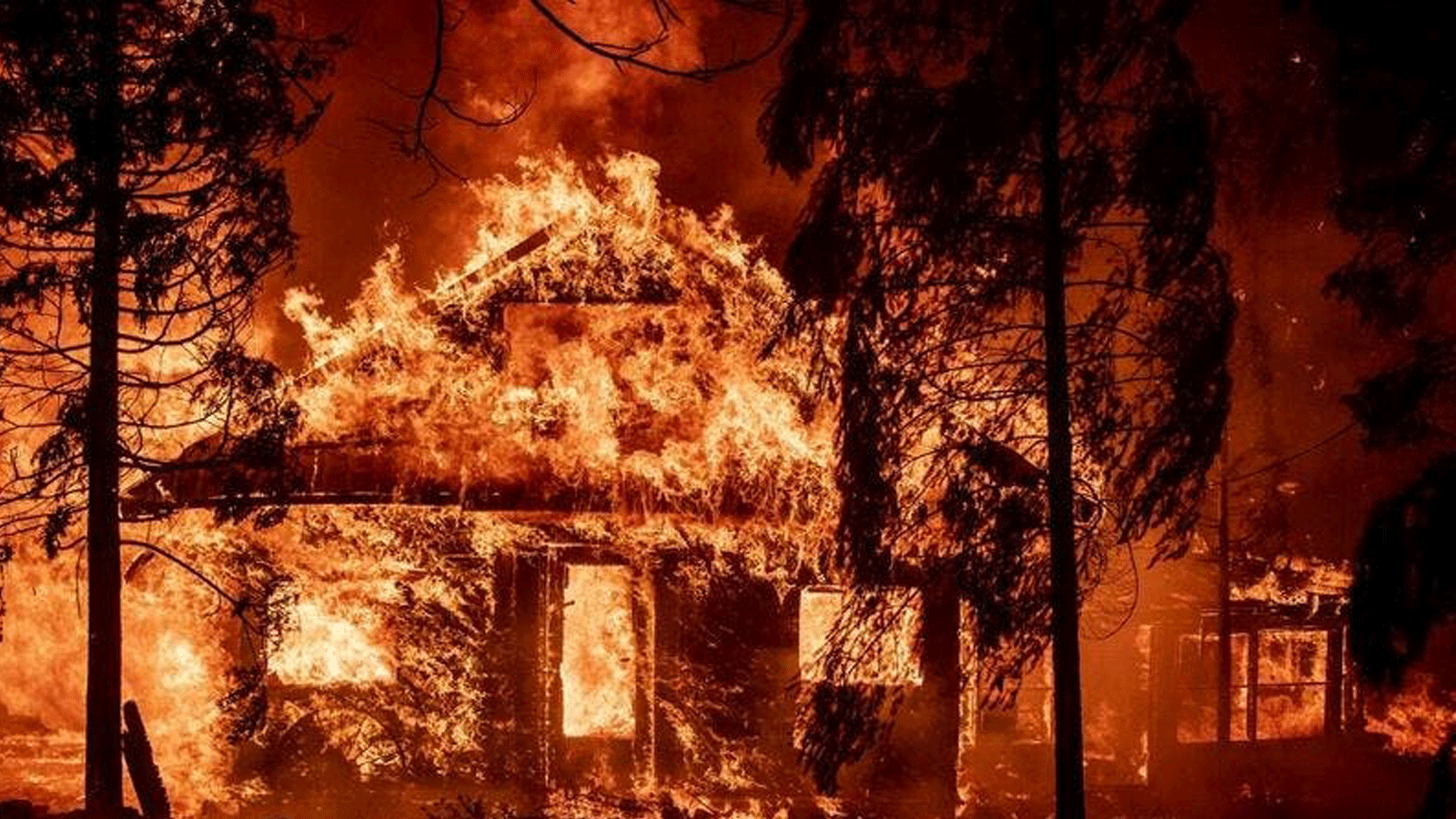 منزل طاله حريق ديكسي في حي إنديان فولز في مقاطعة بلوماس، كاليفورنيا. بتاريخ 24 تموز/ يوليو2021 