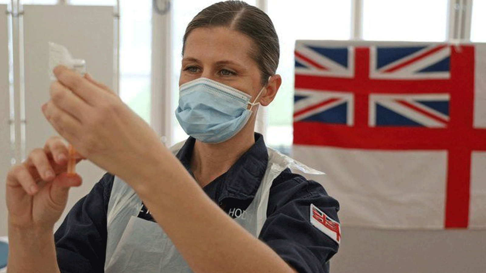 طبيبة في البحرية الملكية تُعد حقن لقاح أكسفورد / أسترازينيكا Covid-19 في باث، جنوب غرب إنجلترا.
