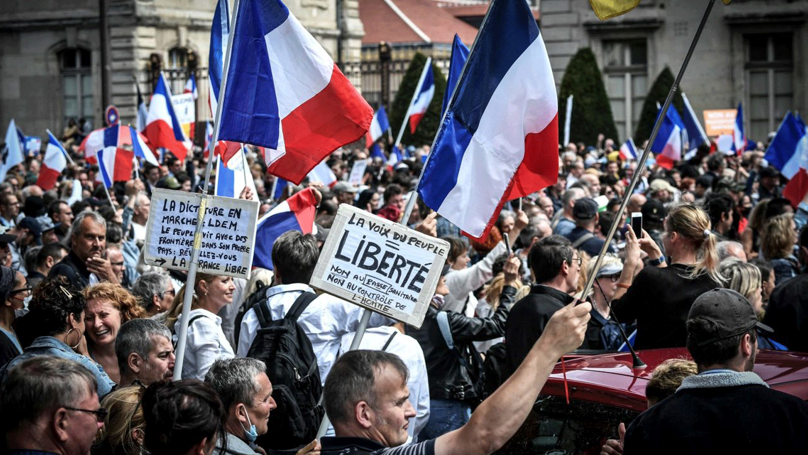 متظاهرون بالقرب من مدرسة Ecole Militaire في اليوم الوطني للاحتجاج على بطاقة Covid-19 الصحية الإلزامية. باريس في 7 آب/ أغسطس 2021