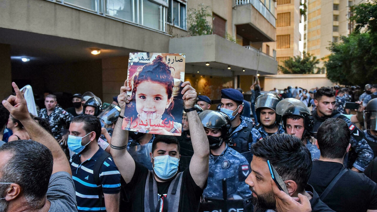متظاهرون وأهالي ضحايا انفجار بيروت يتجمعون في مظاهرة خارج منزل وزير الداخلية اللبناني في قريطم غربي بيروت في 13 تموز/ يوليو 2021.