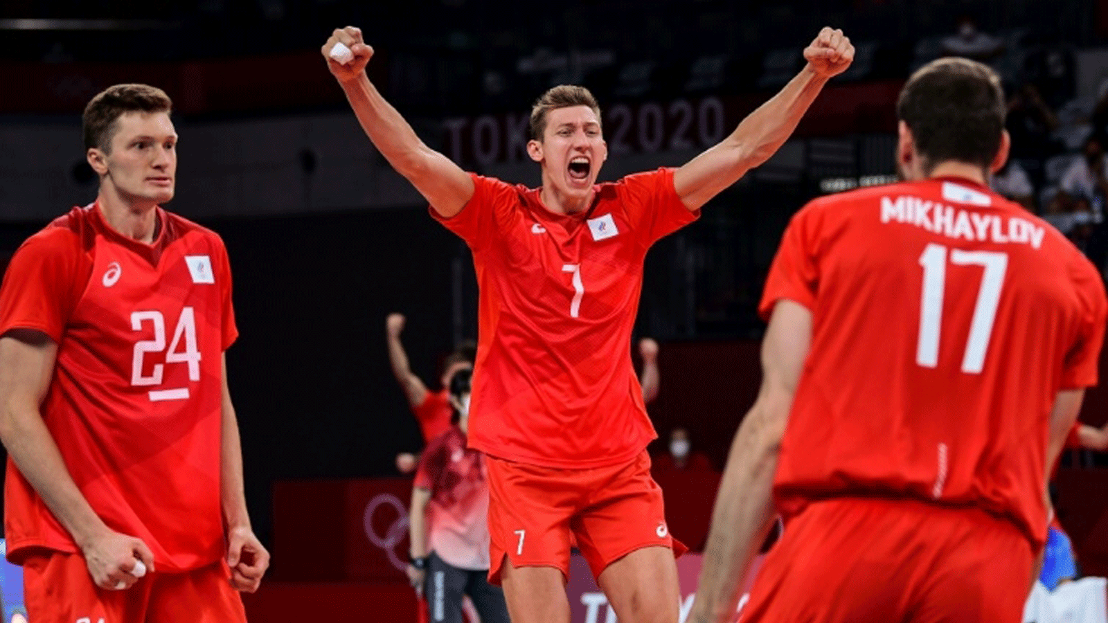 لاعبو المنتخب الروسي يحتفلون بالتأهل إلى المباراة النهائية لمسابقة الكرة الطائرة في أولمبياد طوكيو في الخامس من آب/أغسطس 2021