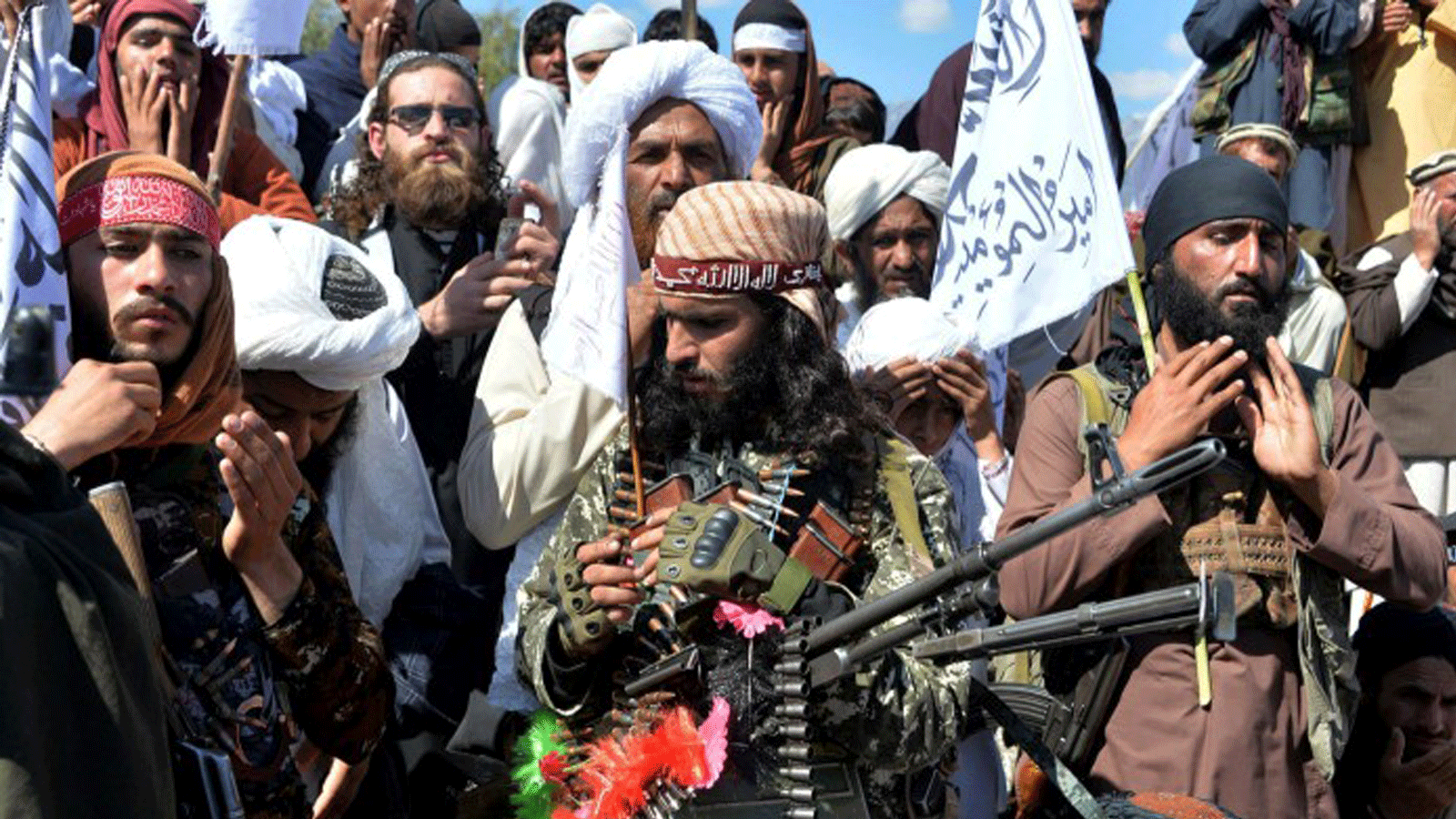 مقاتلو آلبان مع القرويين في ولاية لغمان بشرق أفغانستان