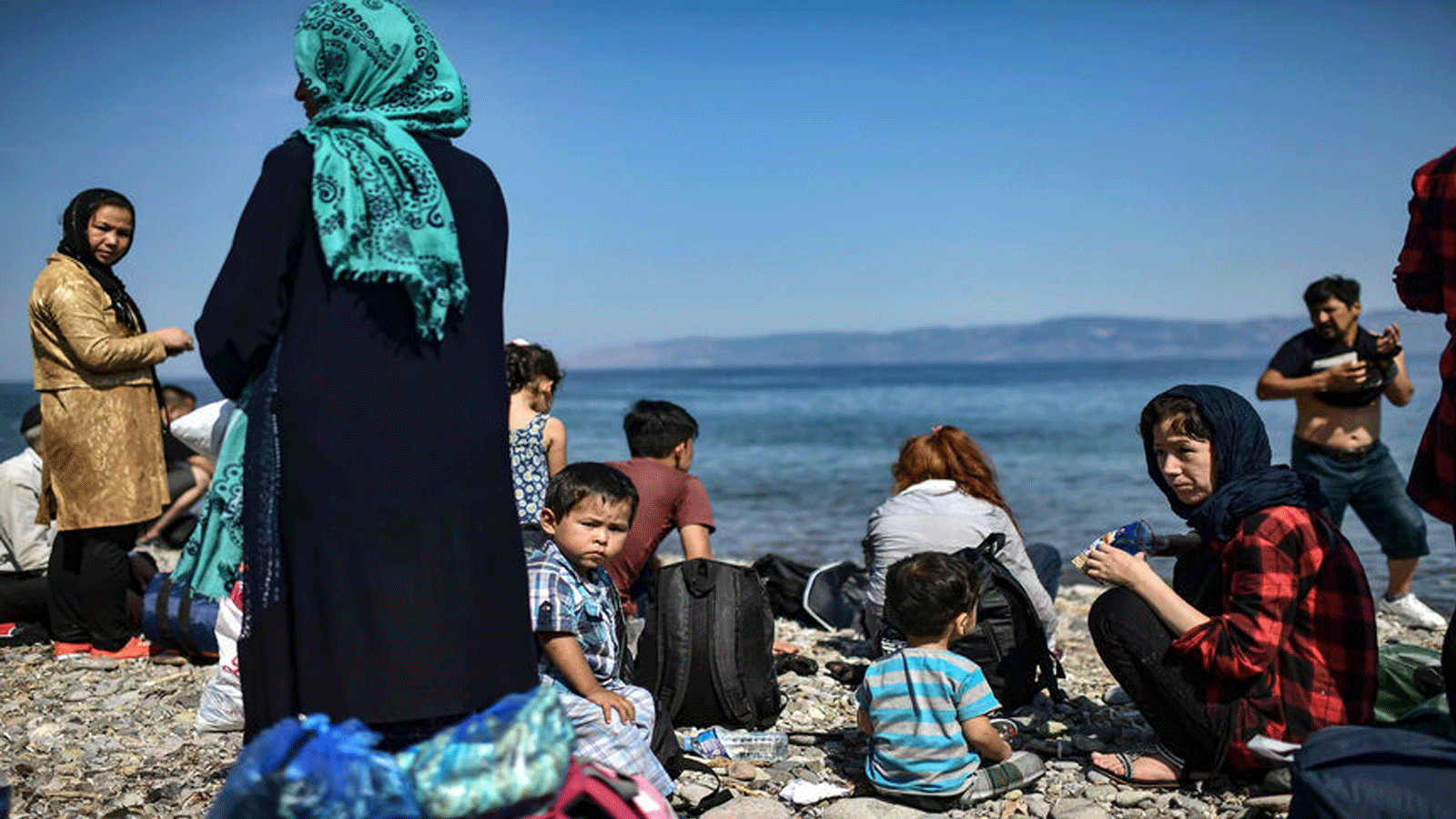 مهاجرون أفغان يصلون في جزيرة ليسبوس اليونانية الواقعة على البحر المتوسط ​​في 6 أغسطس 2018 بعد عبورهم بحر إيجه بزورق من تركيا