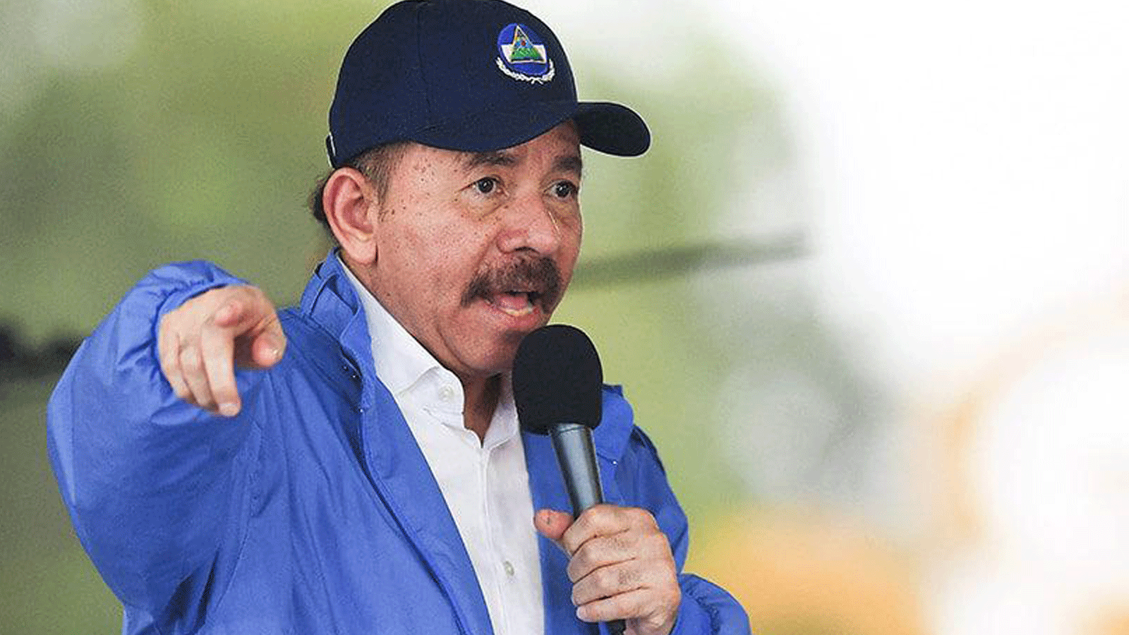رئيس نيكاراغوا دانيال أورتيغا يتحدث إلى مؤيديه خلال 