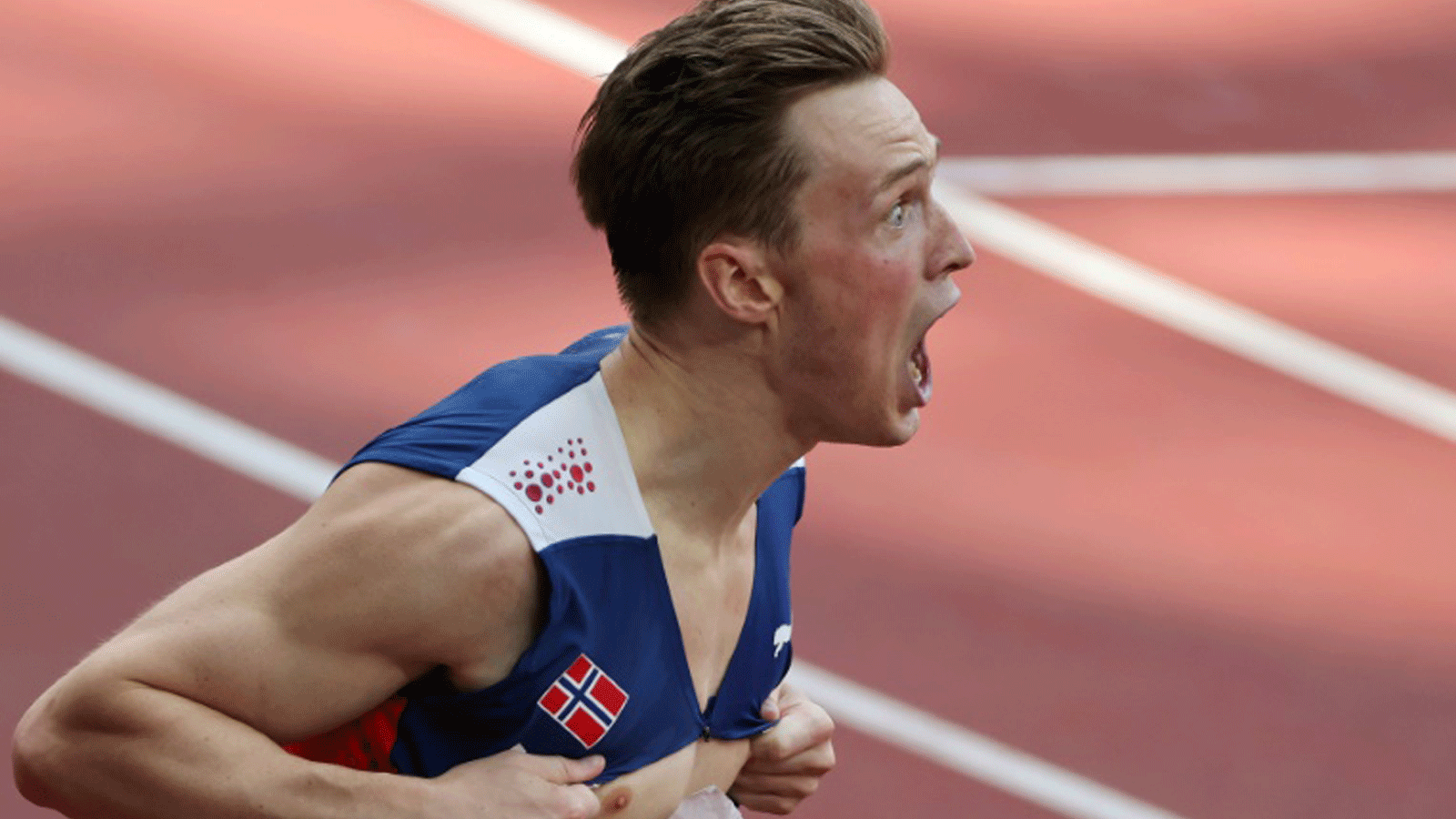 النورجي كارستن فارهولم يُحطِّم الرقم العالمي ويُحرِز ذهبية 400 م حواجز في أولمبياد طوكيو في 3 آب/أغسطس 2021