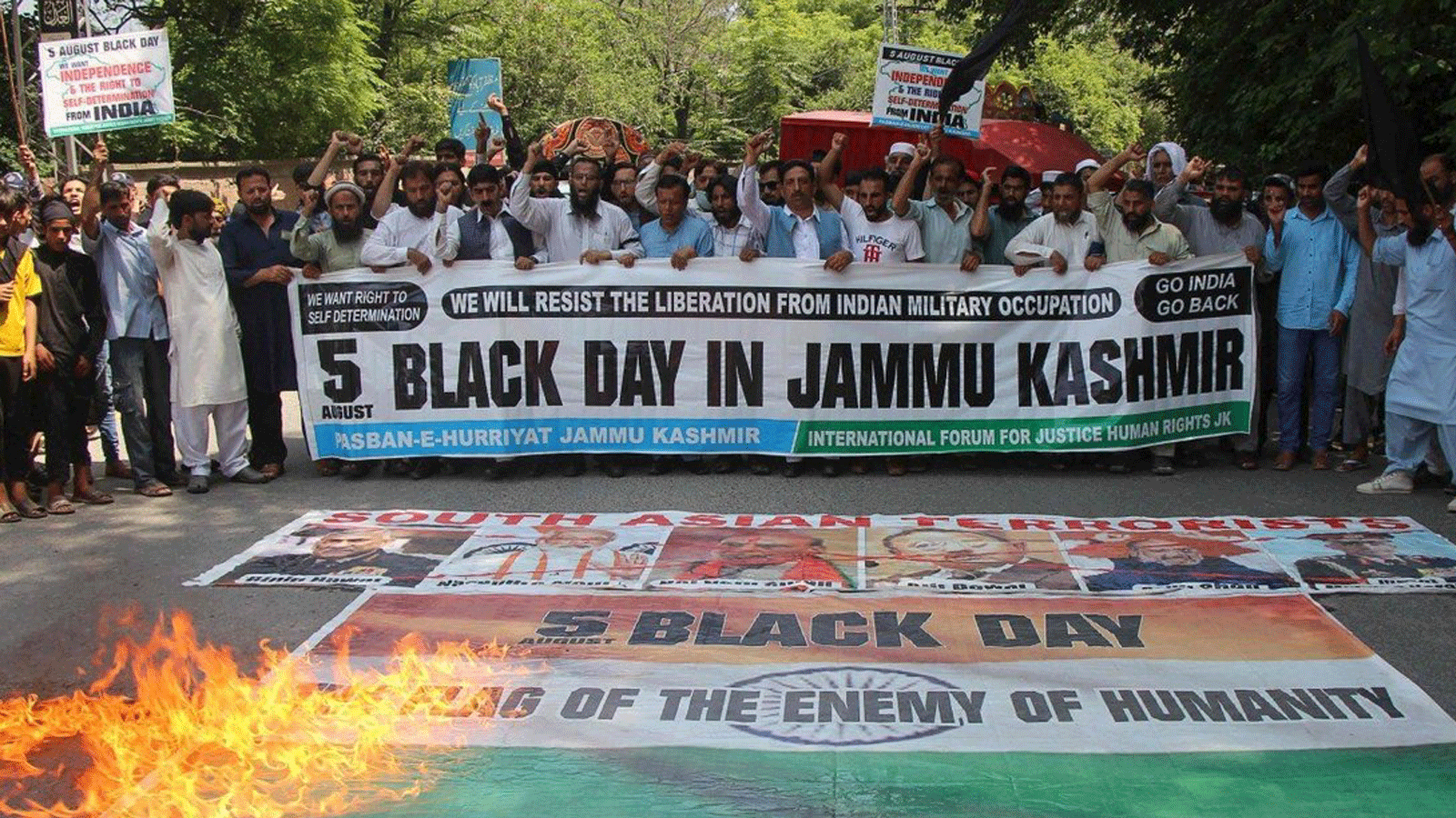 يتجمع الناس لإظهار التضامن مع الكشميريين الهنود خلال تجمع حاشد في مظفر أباد، أي كشمير الخاضعة للإدارة الباكستانية. 5 آب/أغسطس 2021