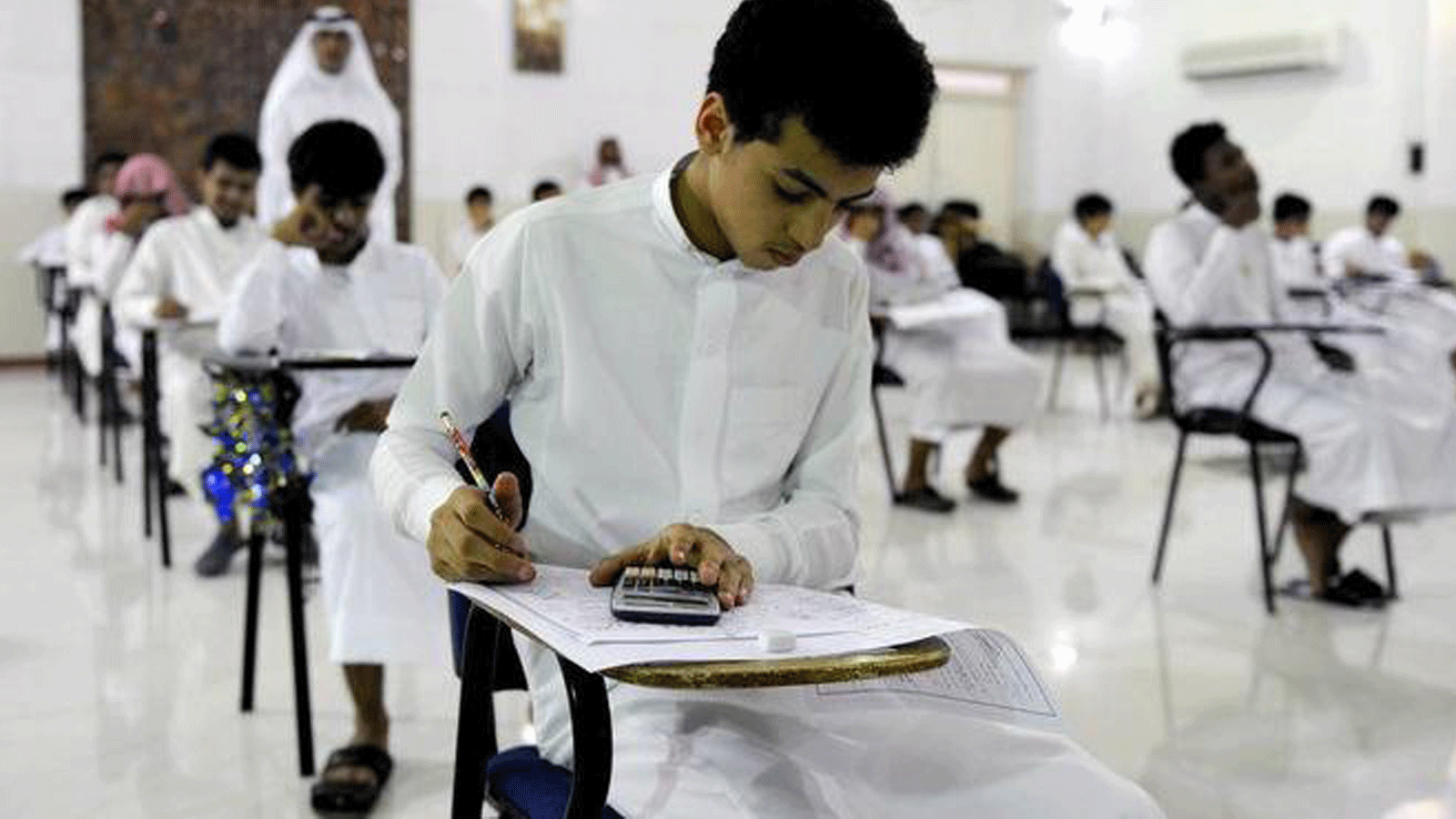 طلاب سعوديون يخوضون الامتحانات النهائية للمرحلة الثانوية في مدينة جدة المطلة على البحر الأحمر