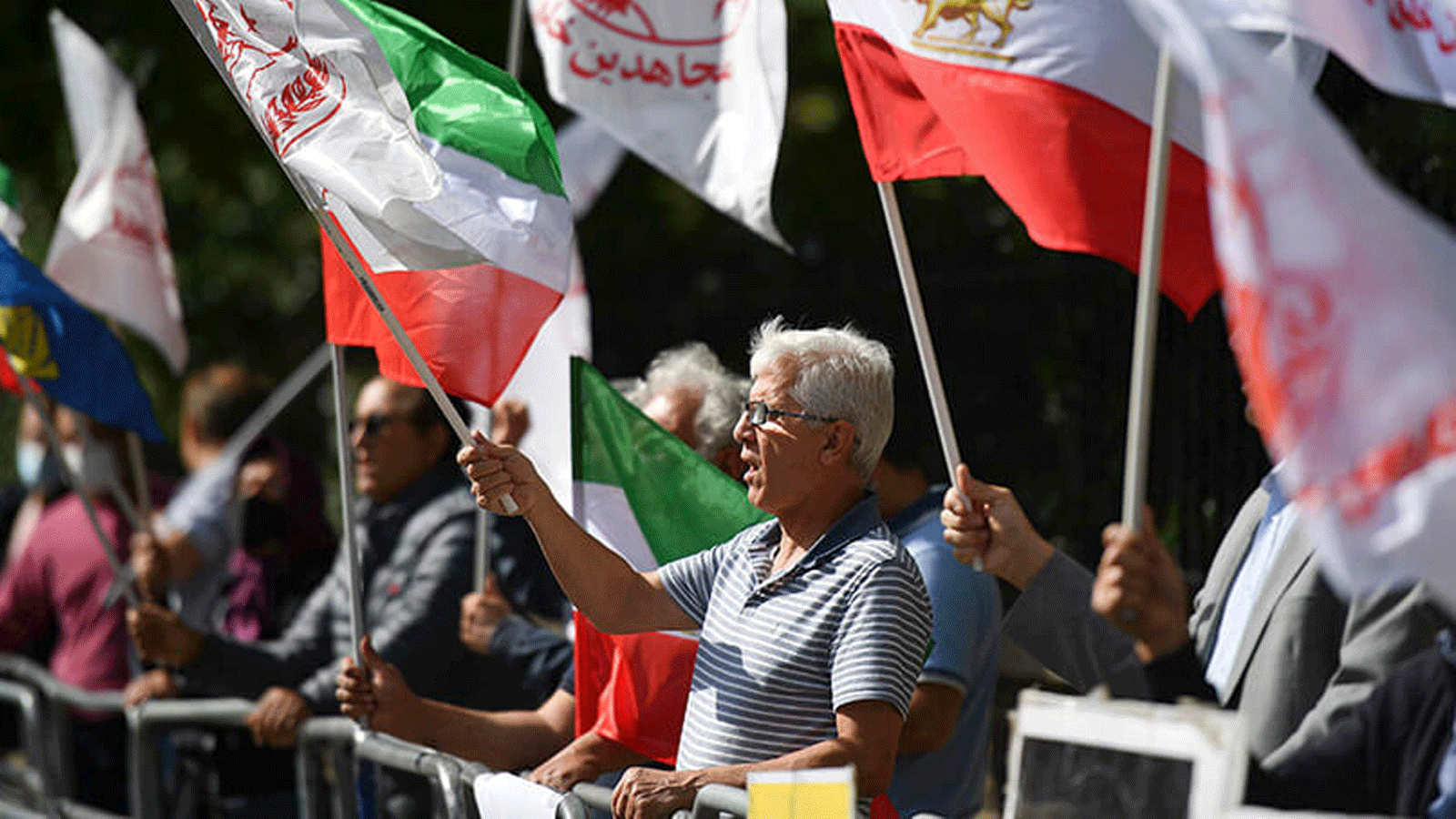 متظاهرون يلوحون بأعلام معارضة للنظام الإيراني في مظاهرة أمام السفارة الإيرانية في لندن في 12 أيلول/سبتمبر 2020