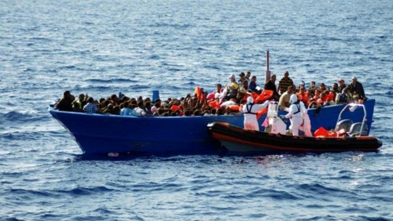 رجال الإنقاذ في سفينة Phoenix التابعة لوزارة الزراعة الأمريكية يساعدون المهاجرين بالصعود على متن قاربهم