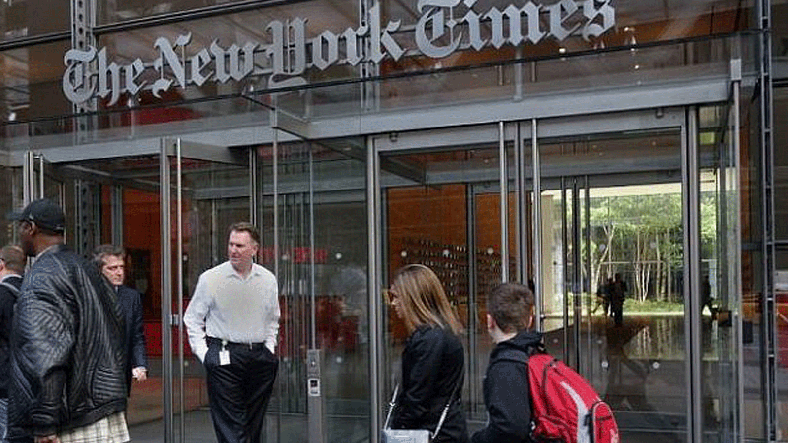 أشخاص يسيرون عبر المدخل الغربي لمبنى نيويورك تايمز في 620 الجادة الثامنة/ نيويورك. 27 نيسان/ أبريل 2016.