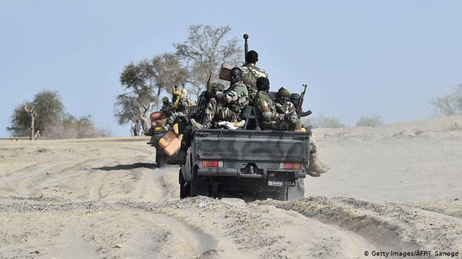 جنود نيجيريون يسافرون على ظهر شاحنة صغيرة