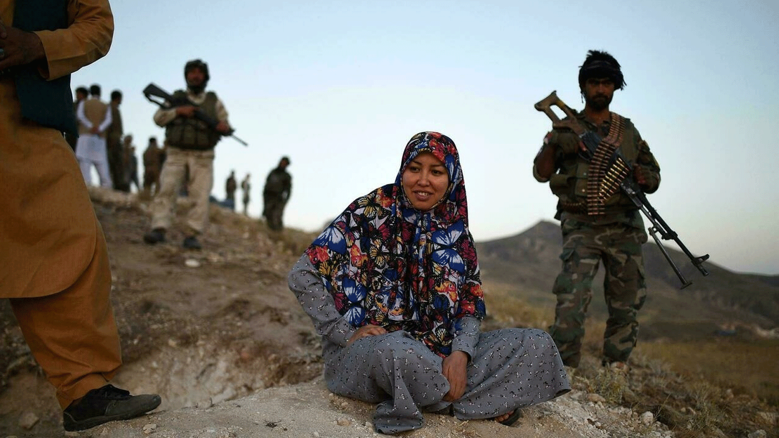 حاكمة المنطقة، سليمة مزاري، في مهمة تجنيد الرجال لمحاربة طالبان