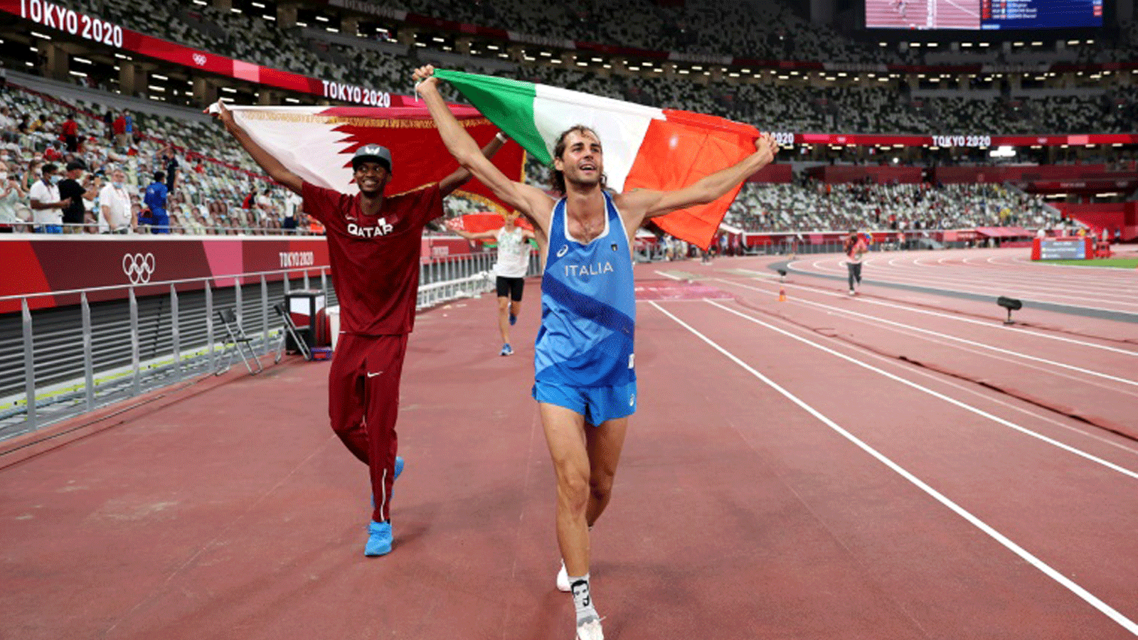 القطري معتز برشم والإيطالي جانماركو تامبيري بعد فوزهما مناصفة بذهبية الوثب العالي في أولمبياد طوكيو في الأول من آب/أغسطس 2021