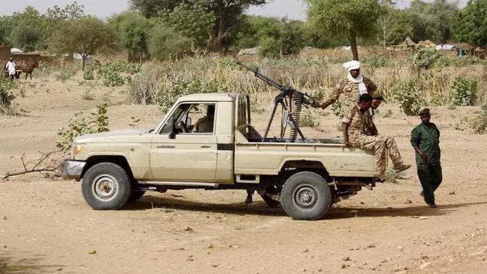 قافلة من قوات الأمن السودانية خلال تجمع حاشد في الجنينة عاصمة ولاية غرب دارفور بالسودان