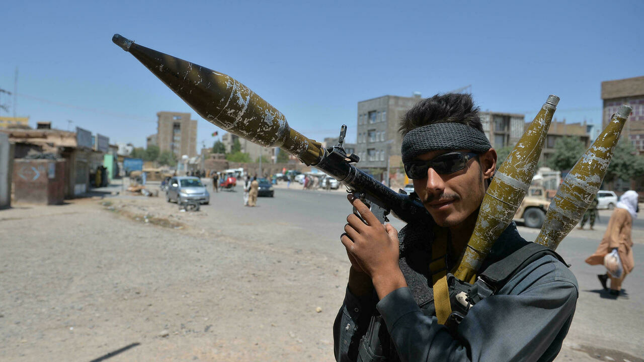 رجل أمن أفغاني يحمل سلاحاً في هرات