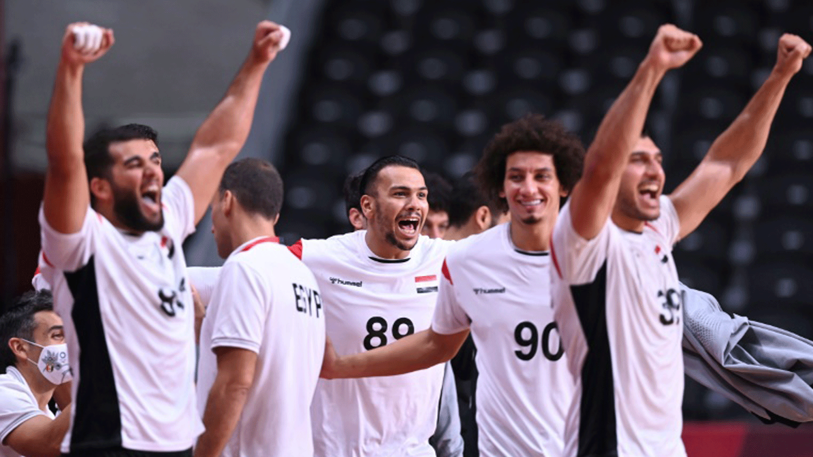 لاعبو المنتخب المصري لكرة اليد يحتفلون بالتأهل الى الدور ربع النهائي لاولمبياد طوكيو في 30 تموز/يوليو 2021.