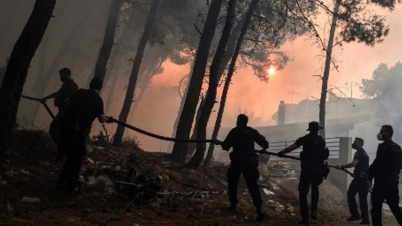 رجال الإطفاء يحاولون مكافحة حريق في جبل بارنيثا شمال أثينا. بتاريخ 7 آب/ أغسطس 2021
