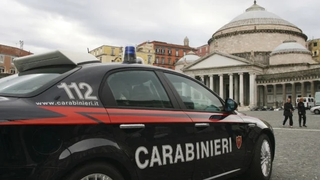 سيارة تابعة للسلطات الإيطالية في دورية لها في ساحة في نابولي حيث تنحدر رئيسة المافيا المعتقلة ماريا ليتشاردي.
