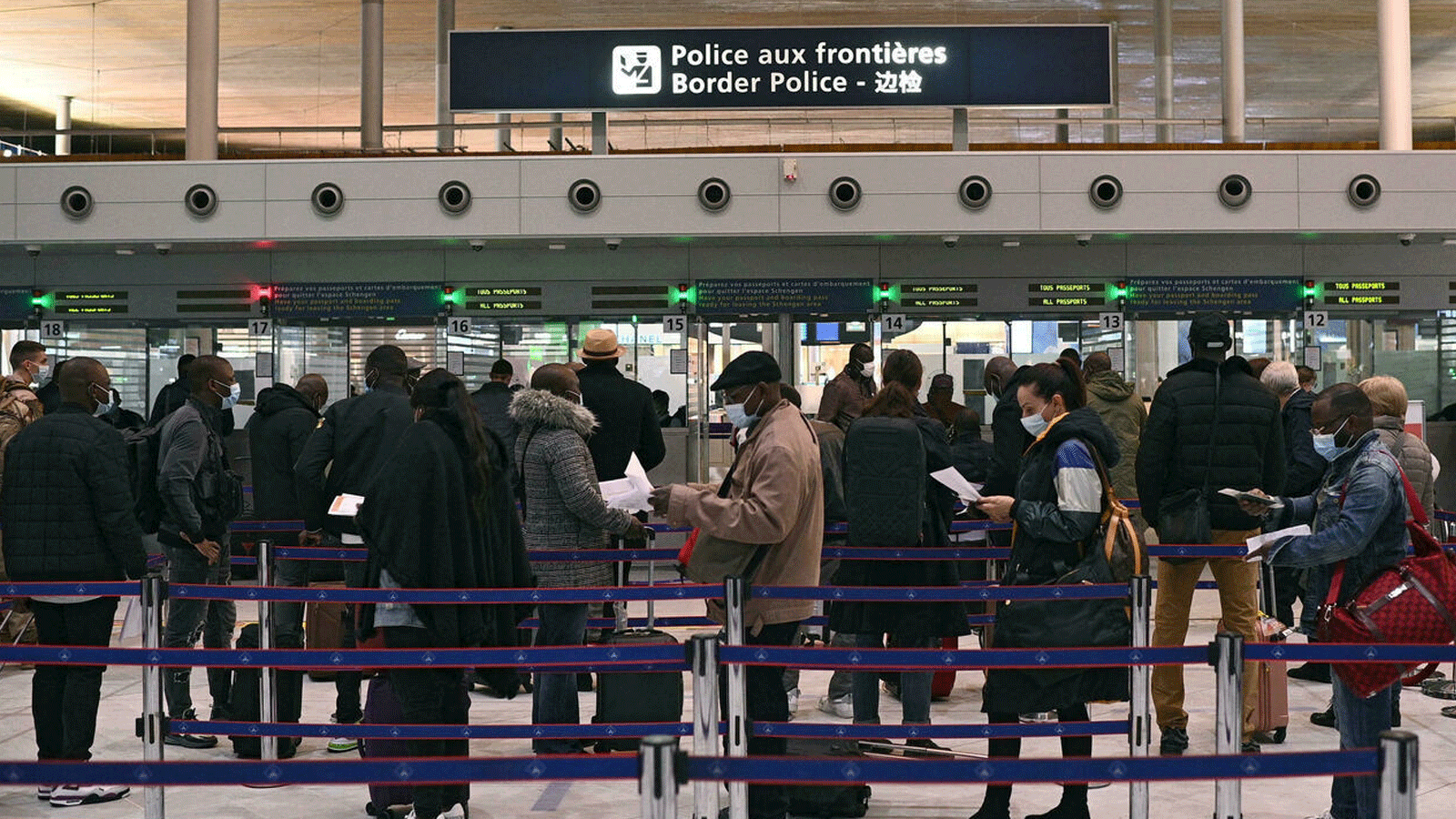 طابور المسافرين أمام مكتب الهجرة في مطار شارل ديغول الدولي، باريس، فرنسا. بتاريخ 1 شباط/ فبراير 2021