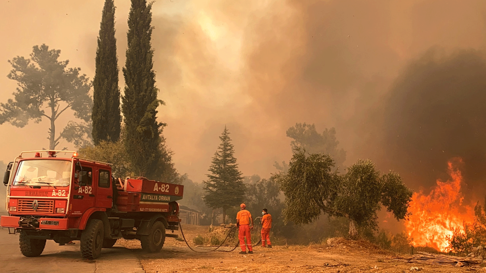 رجل إطفاء يقاتل بالنيران خلال حريق غابات هائل اجتاح منطقة منتجع على البحر الأبيض المتوسط ​​على الساحل الجنوبي لتركيا بالقرب من بلدة مانافجات، في 29 تموز/يوليو 2021