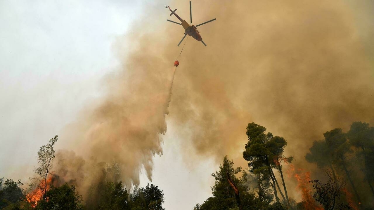 مروحية تلقي المياه على حريق قرب قرية كيخريس اليونانية في 5 أب/أغسطس 2021 