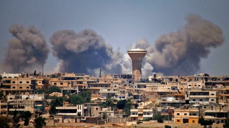 دخان القصف المدفعي يغطي سماء درعا