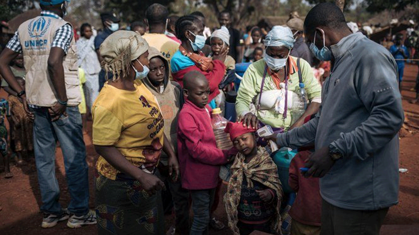 عامل صحة يقيس حرارة طفلة في جمهورية الكونغو الديمقراطية.