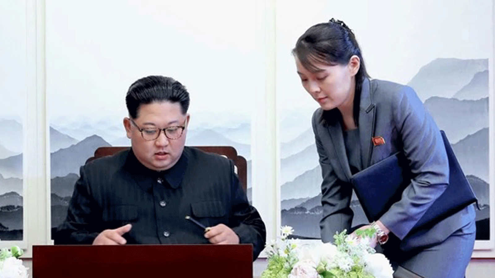 زعيم كوريا الشمالية كيم جونغ أون (يسار)يوقع على دفتر الزوار بجوار شقيقته كيم يو جونغ (يمين) خلال القمة بين الكوريتين في مبنى بيت السلام على جانب كوريا الجنوبية قرية الهدنة بانمونجوم. في 27 نيسان/أبريل 2018 