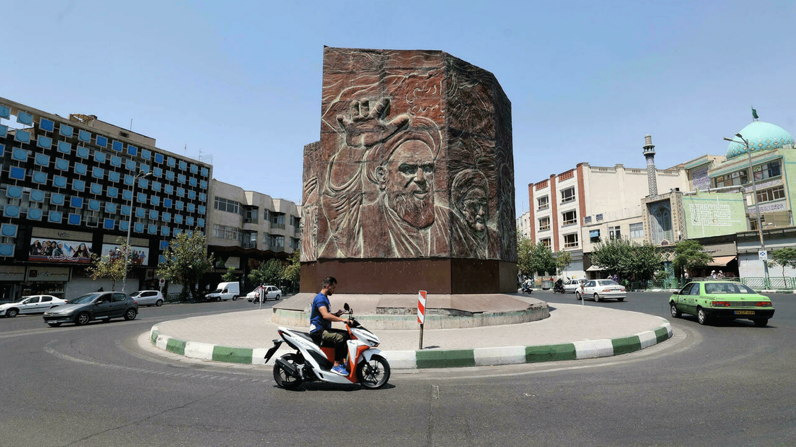 حركة مرور ضعيفة وسط إجراءات السيطرة على كوفيد في ساحة الإنقلاب بوسط العاصمة الإيرانية طهران.
