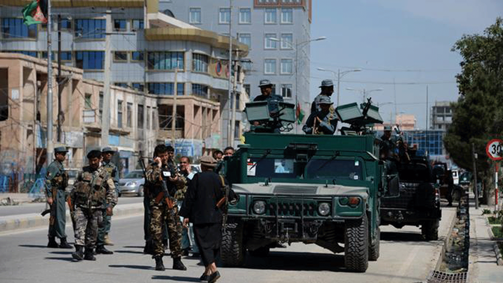 مسلحون اقتحموا مجمعا لمحكمة محلية في مدينة مزار الشريف شمال أفغانستان 