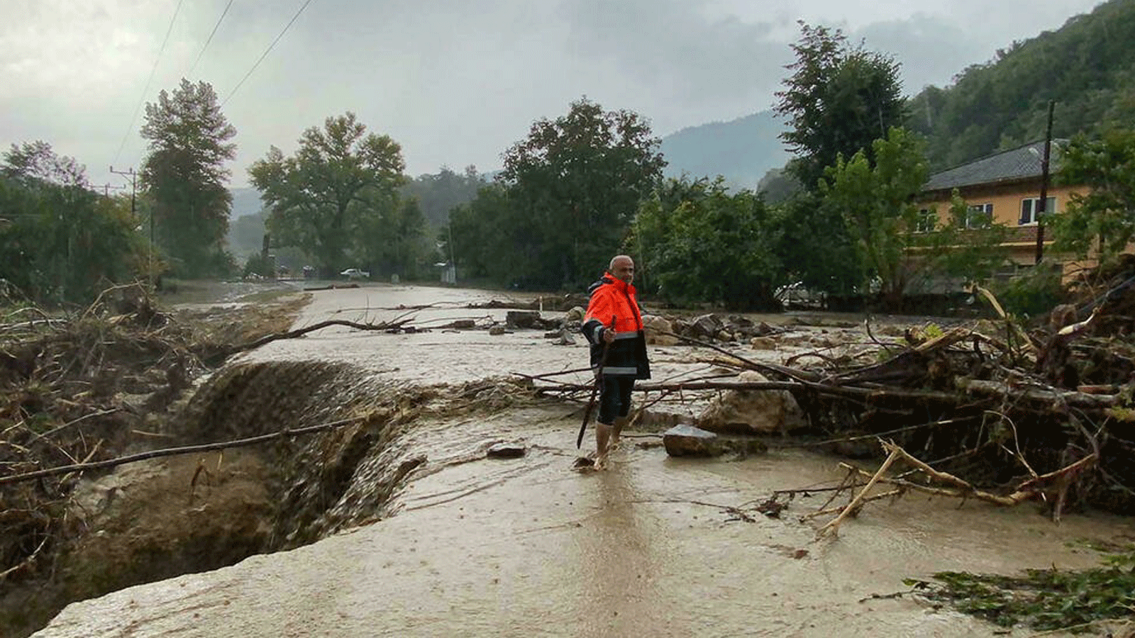 فيضانات مفاجئة حولت الشوارع إلى أنهار جارية وأدت إلى الانهيارات الطينية التي تسببت في التواء الطرق