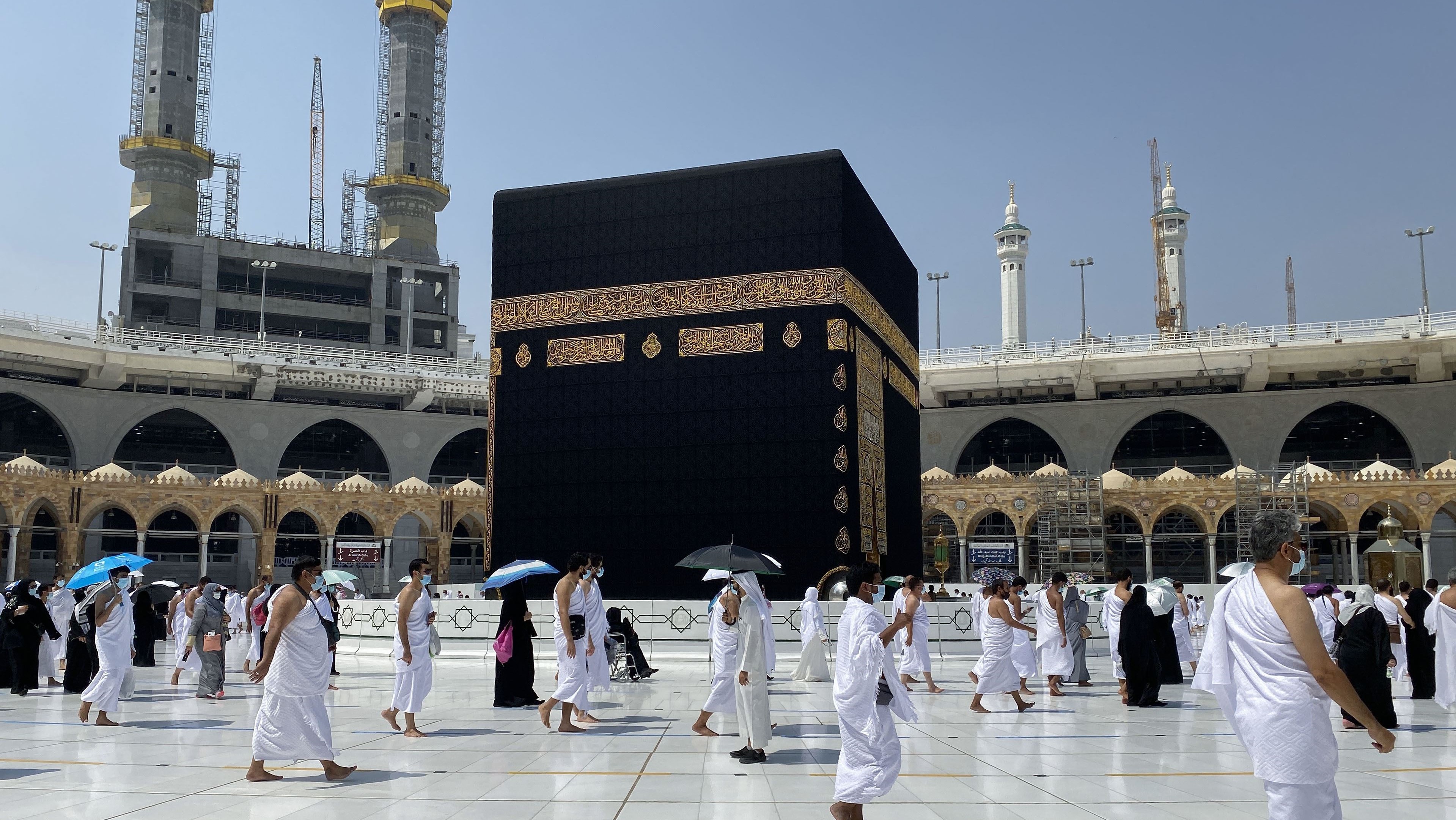 معتمرون يطوفون حول الكعبة المشرفة في مجمع المسجد الحرام في مكة المكرمة في 4 أكتوبر 2020