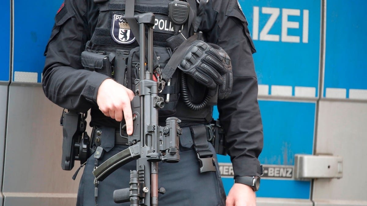 ضابط شرطة في برلين، ألمانيا. بتاريخ 30 نيسان/ أبريل 2020