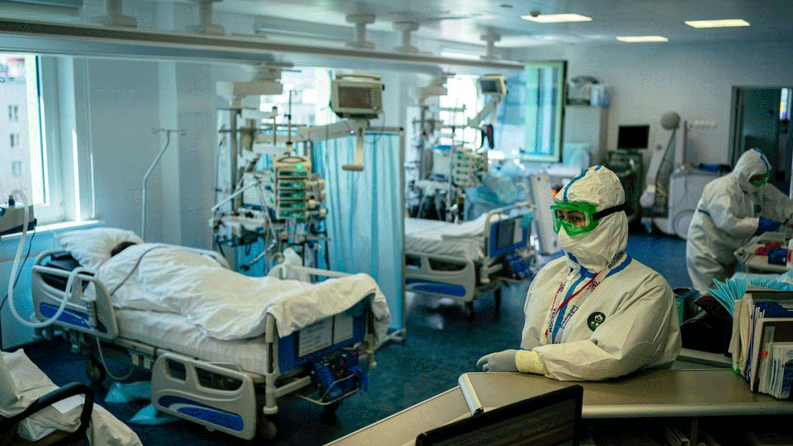  العاملون الطبيون يراقبون المرضى المصابين بـ COVID-19 في جناح العناية المركزة في مستشفى K + 31 الخاص بموسكو