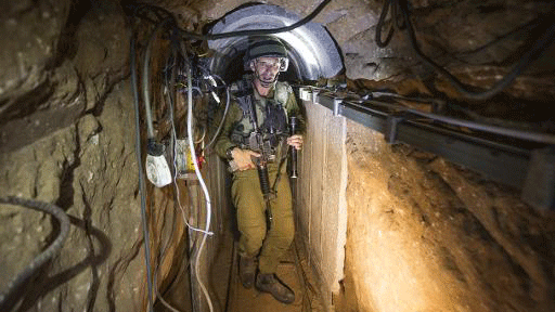  جندي اسرائيلي داخل احد الانفاق التي كانت حماس تستخدمها