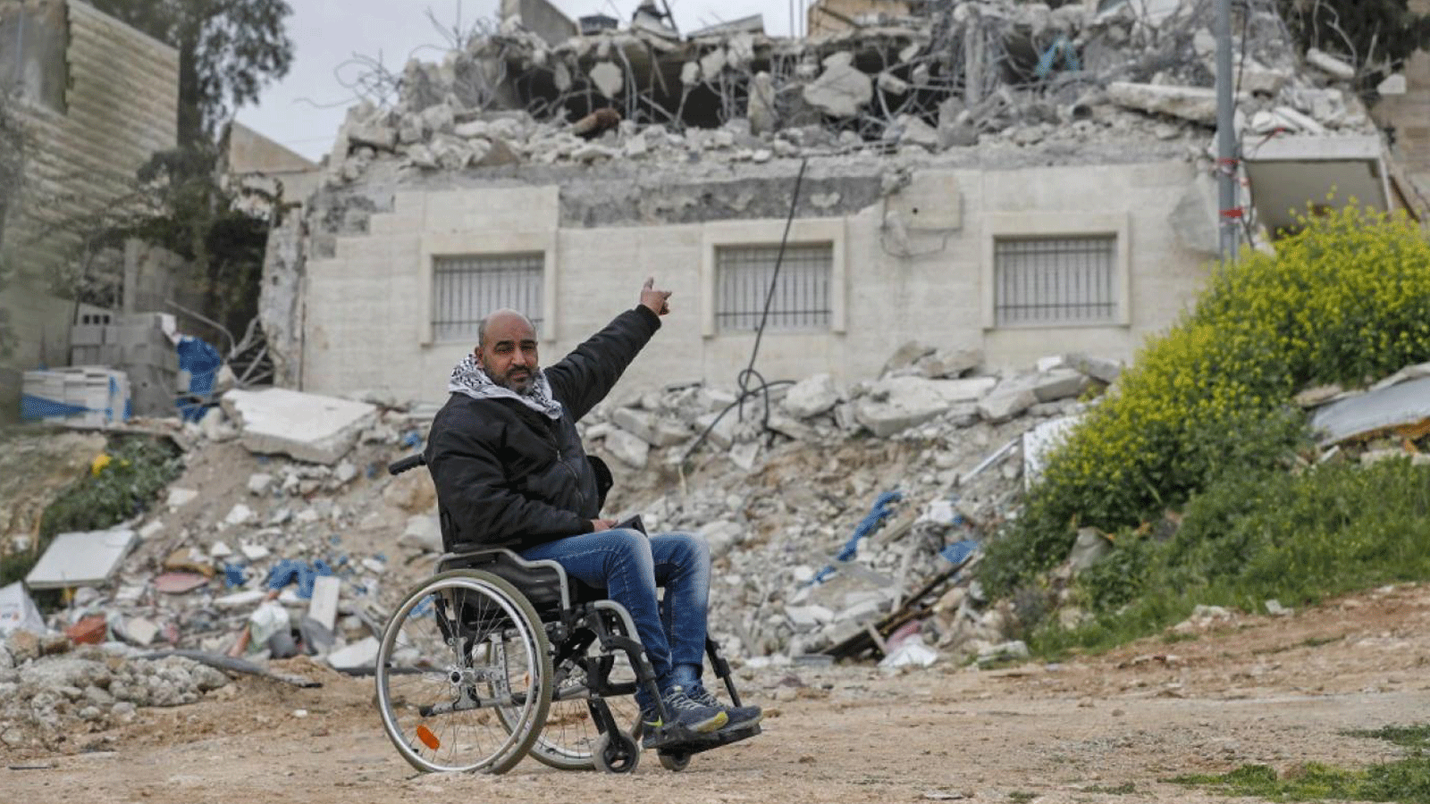 الفلسطيني حاتم حسين أبو ريالة يشير إلى منزله الذي هدمته القوات الإسرائيلية مرة أخرى في حي العيسوية بالقدس الشرقية. 1 آذار/ مارس 2021