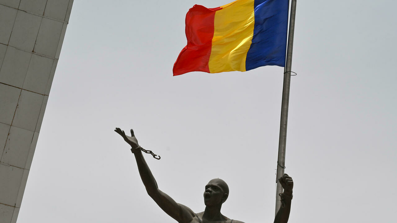 علم تشاد على تمثال في ساحة الأمة في نجامينا في 23 نيسان/أبريل 2021 خلال مراسم تشييع الرئيس إدريس ديبي إتنو