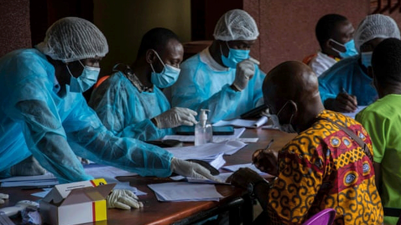 عاملو صحة غينيون يسجلون أنفسهم للحصول على لقاحات ضد الإيبولا بعد تفشي المرض في وقت سابق من هذا العام.