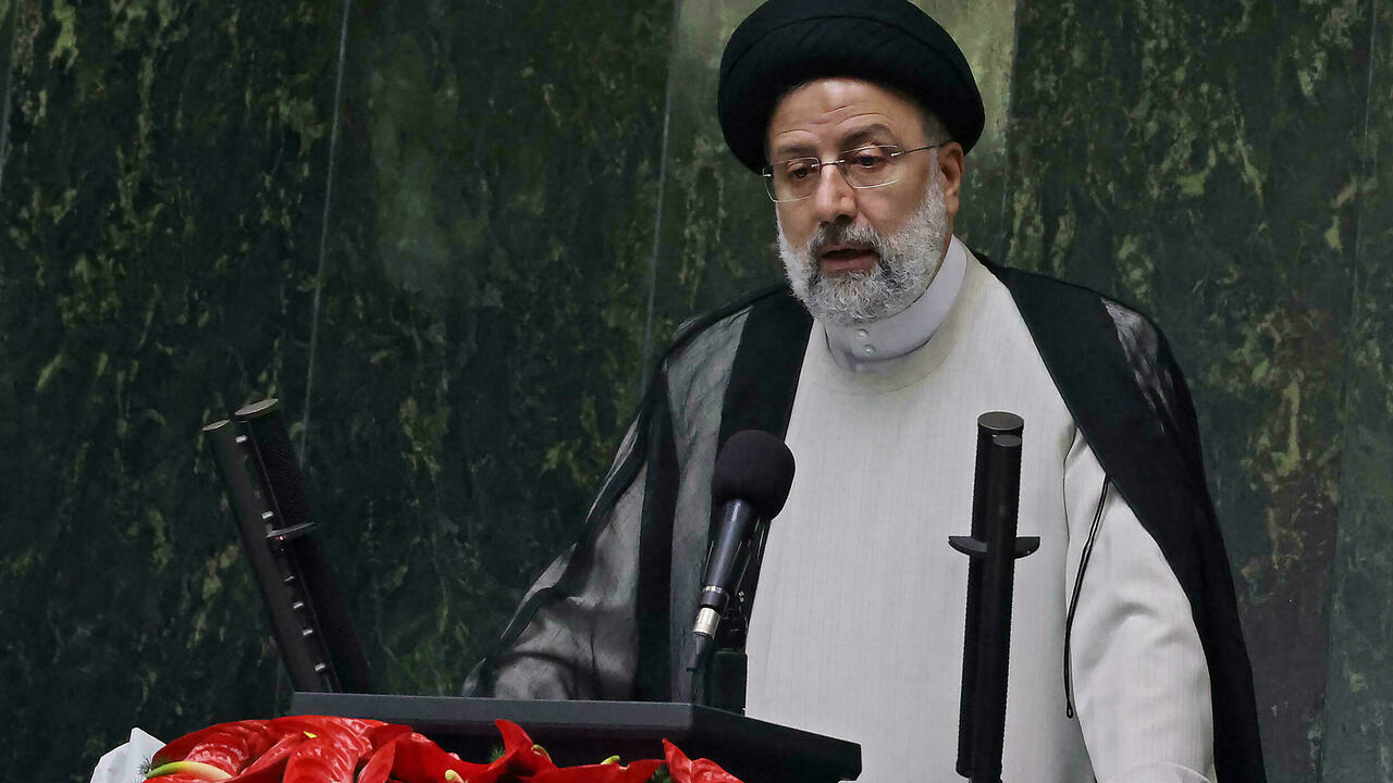 الرئيس الايراني الجديد ابراهيم رئيسي متحدثا في مجلس الشورى في طهران بعد ادائه اليمين في الخامس من اب/اغسطس 2021 