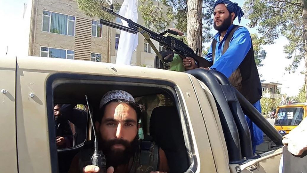 مقاتلان من طالبان في هيرات بعد سقوطها 