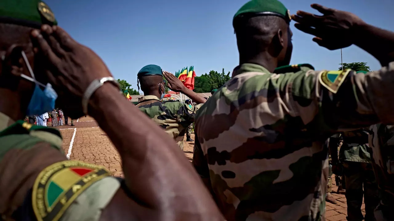 جنود من القوات المسلحة المالية (FAMA) يقفون ويحيون النشيد الوطني في حفل الذكرى الستين لاستقلال مالي في باماكو. بتاريخ 22 أيلول/ سبتمبر 2020.