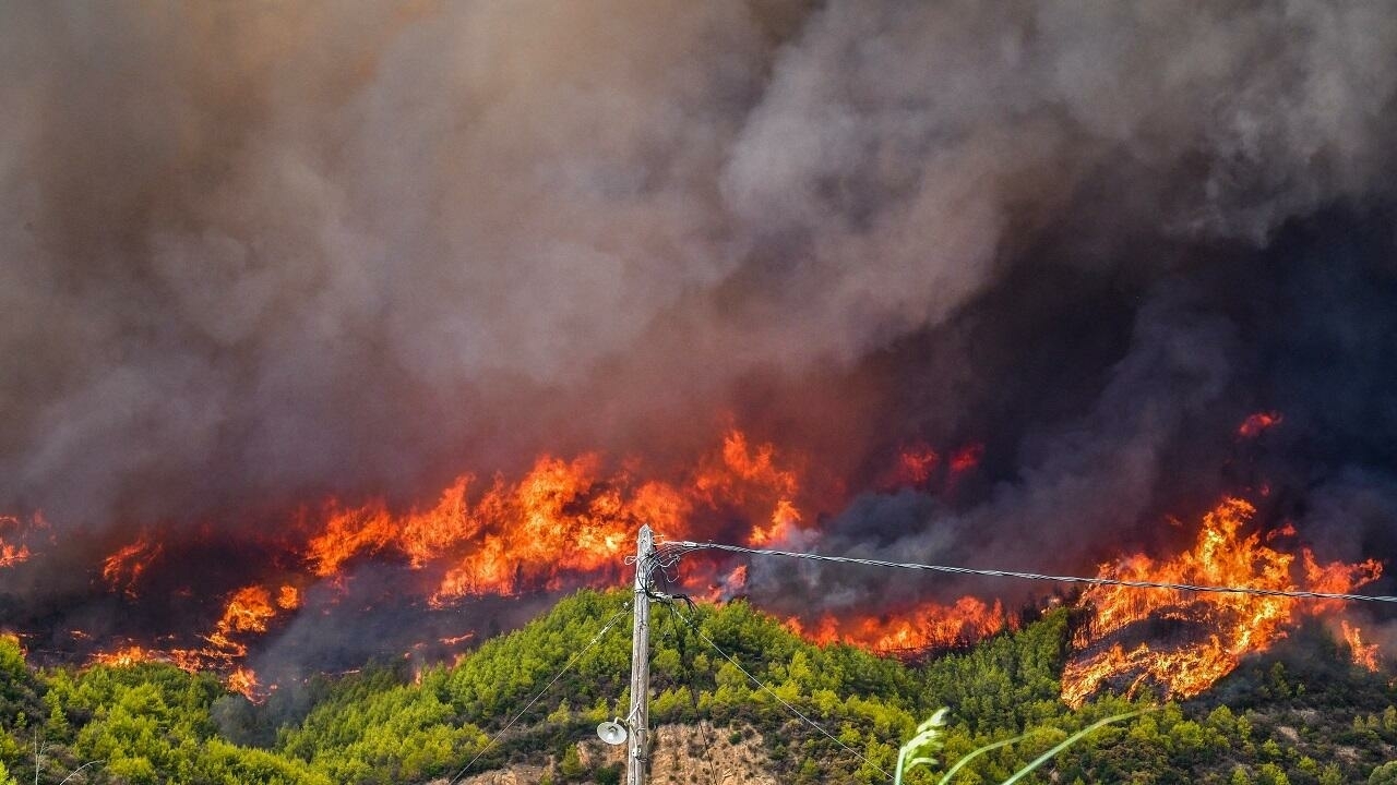 حريق يبتلع غابة جبلية في قرية بلاتانوس قرب أولمبيا القديمة غرب اليونان في 4 أغسطس/آب 2021.