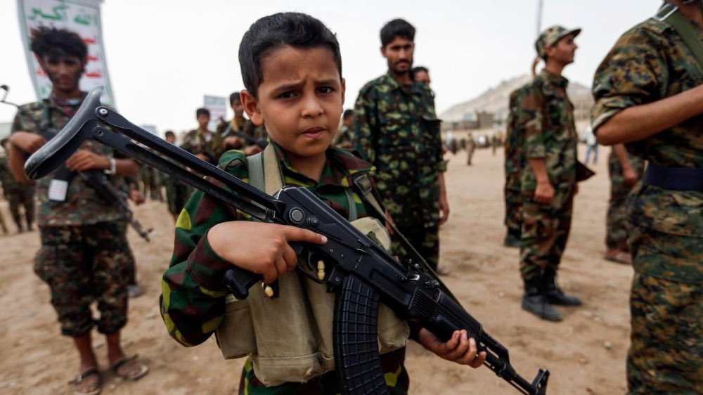 صورة طفل جنده الحوثيون نشرها وزير الثقافة والإعلام اليمني معمر الأرياني على حسابه على تويتر