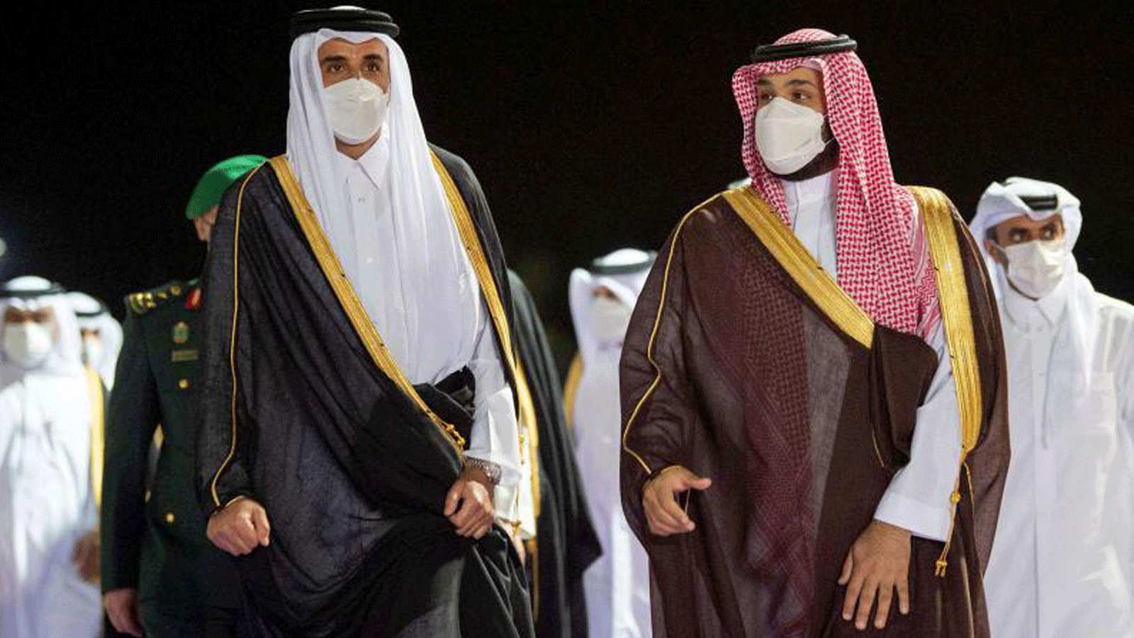 ولي العهد السعودي الأمير محمد بن سلمان (إلى اليمين) يستقبل أمير قطر الشيخ تميم بن حمد آل ثاني لدى وصوله إلى مدينة جدة المطلة على البحر الأحمر في 10 أيار/مايو 2021