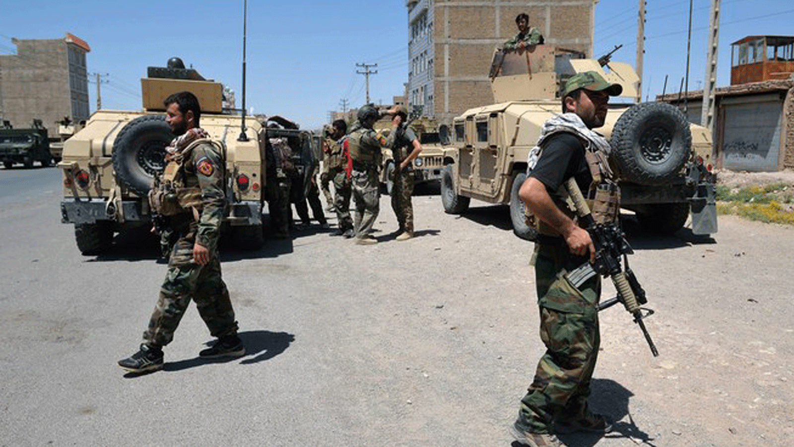  قوات كوماندوز الجيش الوطني الأفغاني تسير على طول طريق وسط قتال مستمر بين طالبان وقوات الأمن الأفغانية في منطقة إنجيل بمقاطعة هرات. في 1 آب/أغسطس 2021