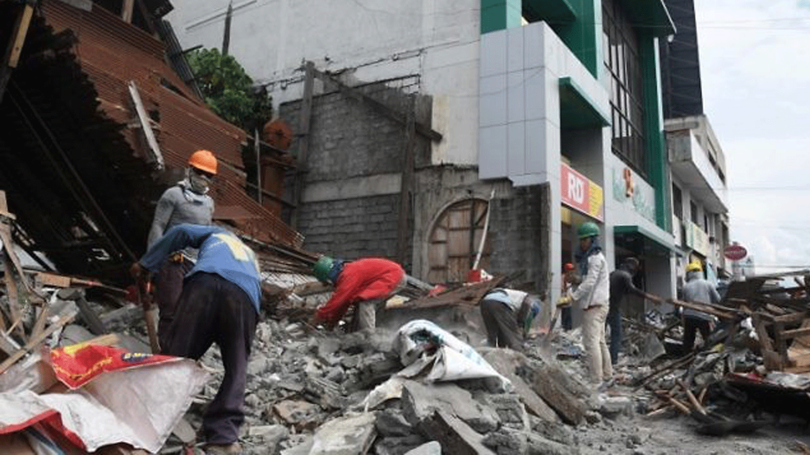 عمال يزيلون حطام منزل منهار بعد زلزال بقوة 6.8 درجة ضرب مدينة جنرال سانتوس في جزيرة مينداناو الجنوبية. 29 نيسان/أبريل 2017