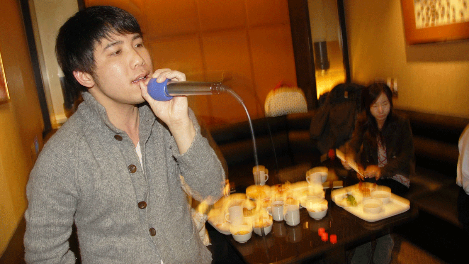 شاب صيني يغني في حانة KTV في بكين.